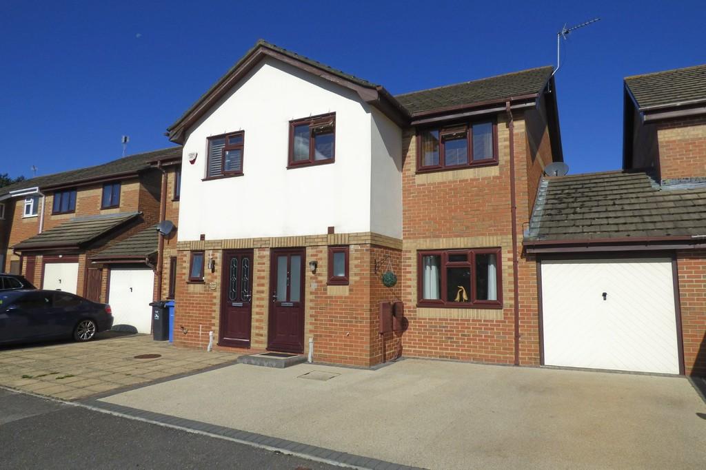 Primrose Gardens, Creekmoor 3 bed semidetached house £375,000