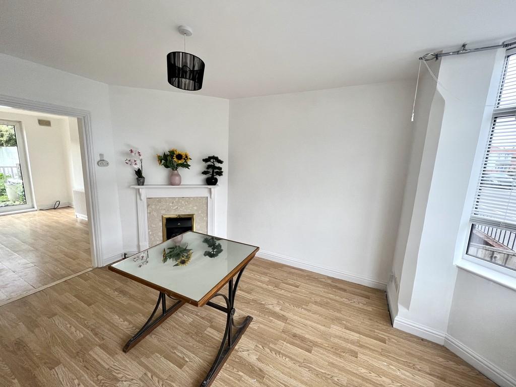 First Avenue, Carlton 3 bed semidetached house £875 pcm (£202 pw)