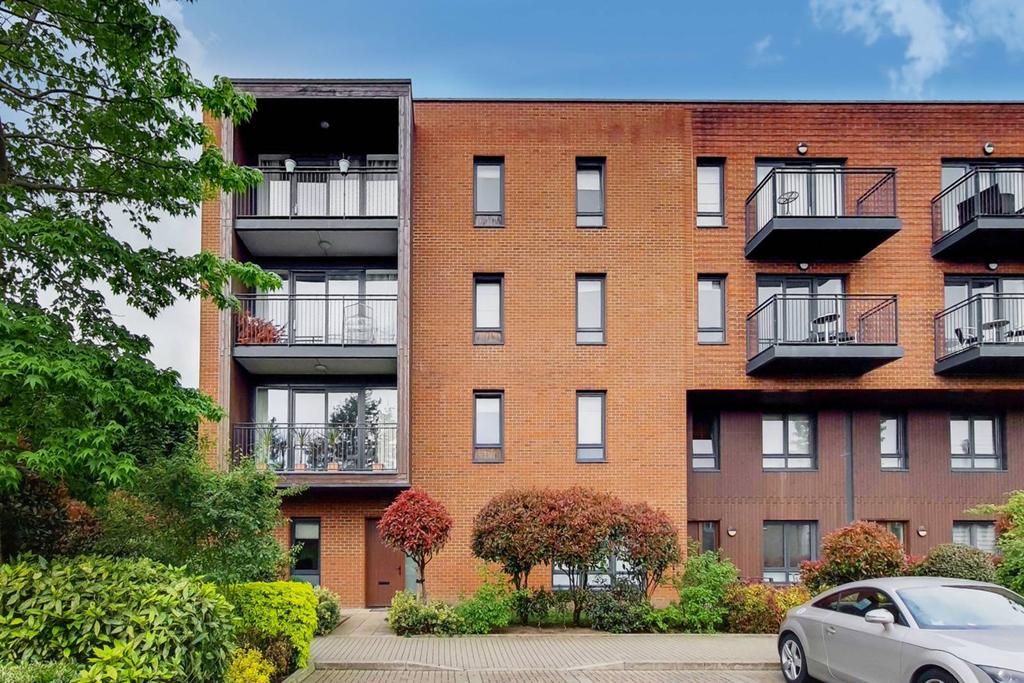Meadowside, Kidbrooke, London, SE9 1 bed flat £2,300 pcm (£531 pw)