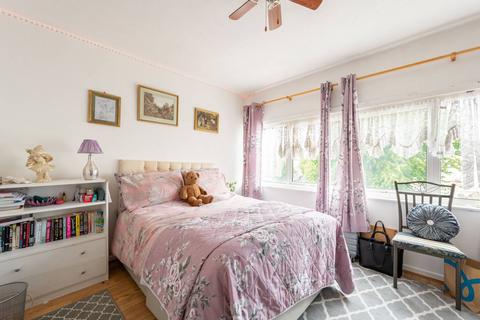 4 bedroom semi-detached house for sale - SAXONBURY CLOSE, Mitcham, CR4