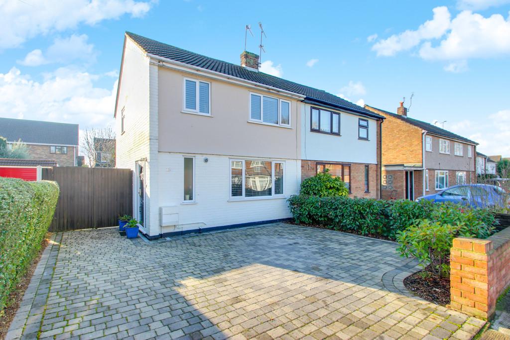 Dorothy Gardens, Thundersley 3 bed semidetached house £320,000