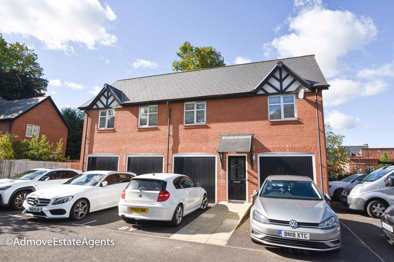 Woodfield Road, Altrincham, WA14 2 bed coach house £1,295 pcm (£299 pw)