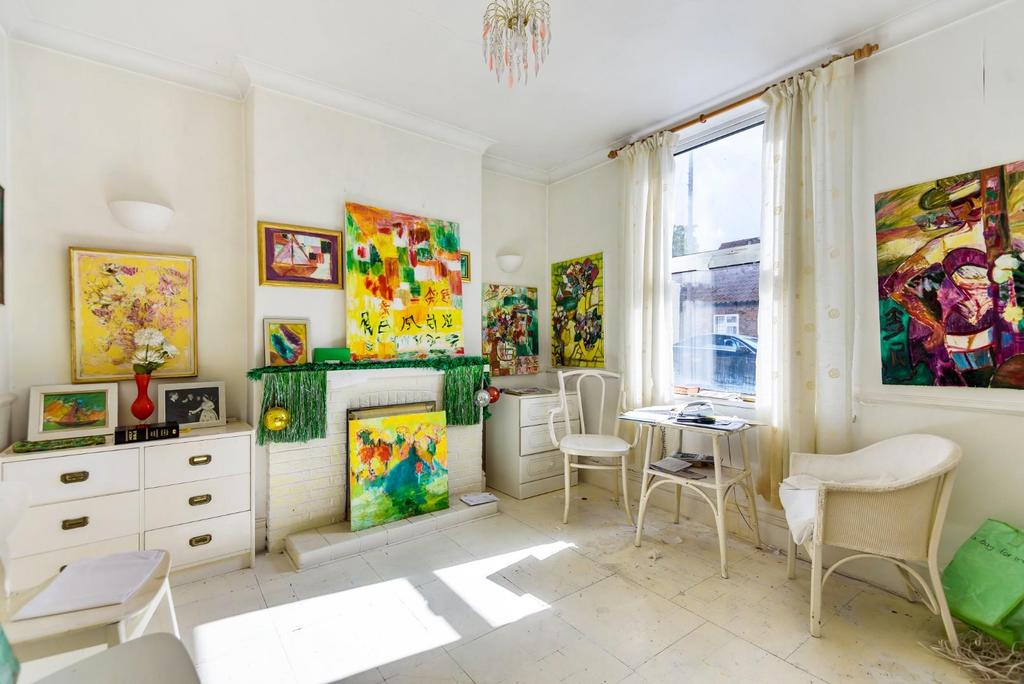 Main Street, Tickton, East Yorkshire, HU17 9RZ 2 bed end of terrace