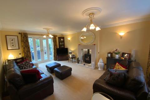 8 Acresbrook, Stalybridge, SK15 2QT