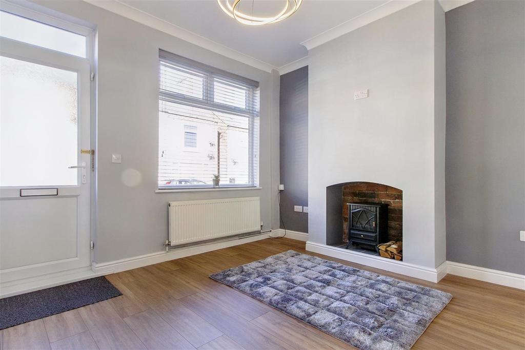 Hunloke Road, Holmewood, Chesterfield 2 bed semidetached house £135,000