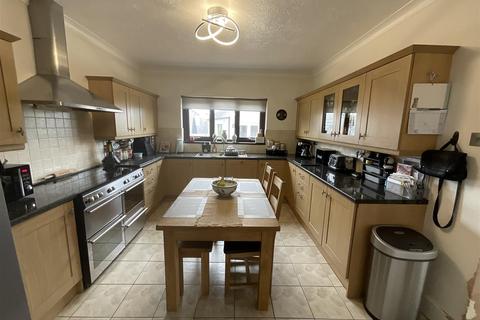 4 bedroom detached house for sale - Tycroes Road, Tycroes, Ammanford