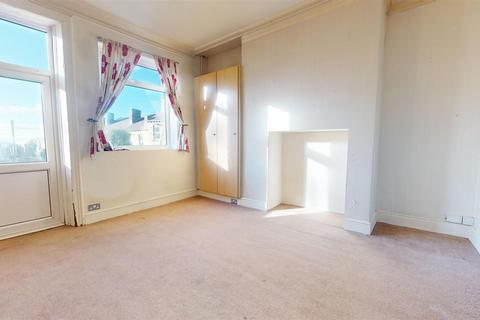 4 bedroom end of terrace house for sale, Aire Street, Thackley