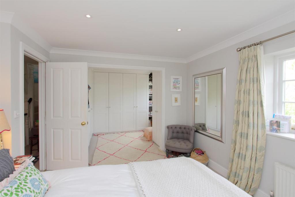 Main bedroom, dressing area.JPG