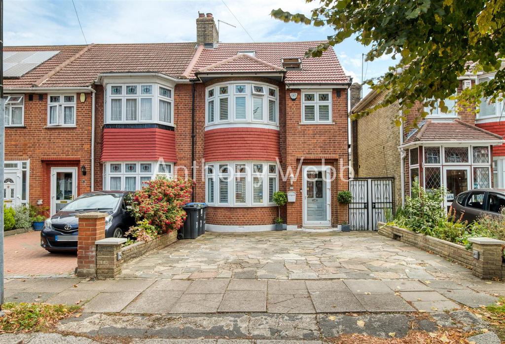 The Larches, Palmers Green, London N13 4 bed end of terrace house £