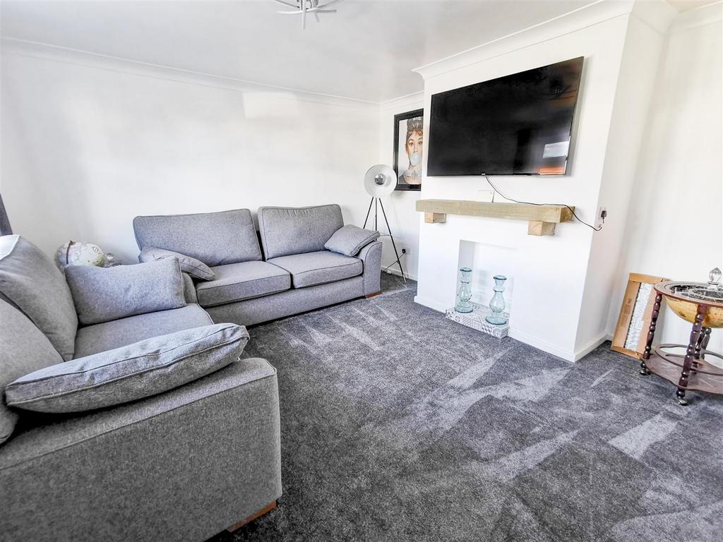 Sutton Court Drive, Rochford 3 bed semidetached house £375,000