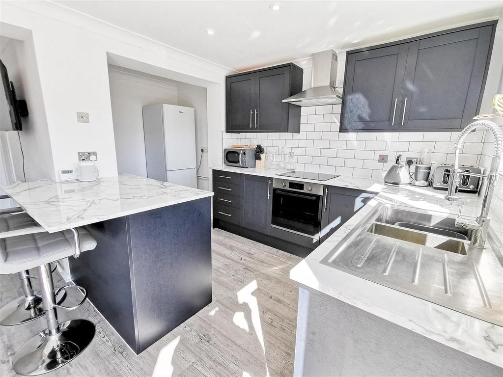 Sutton Court Drive, Rochford 3 bed semidetached house £375,000