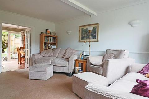 18 Ash Close, Merstham, Redhill, RH1 3HJ