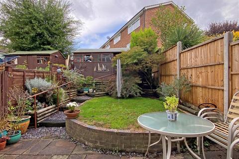 18 Ash Close, Merstham, Redhill, RH1 3HJ