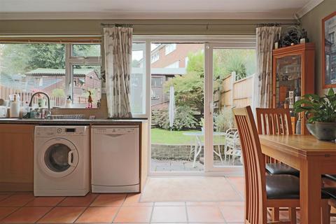 18 Ash Close, Merstham, Redhill, RH1 3HJ