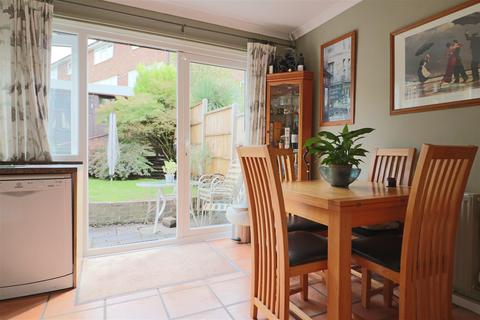 18 Ash Close, Merstham, Redhill, RH1 3HJ