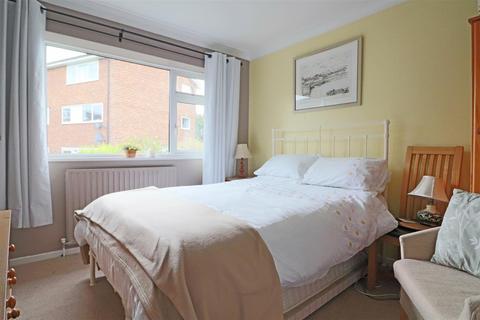 18 Ash Close, Merstham, Redhill, RH1 3HJ