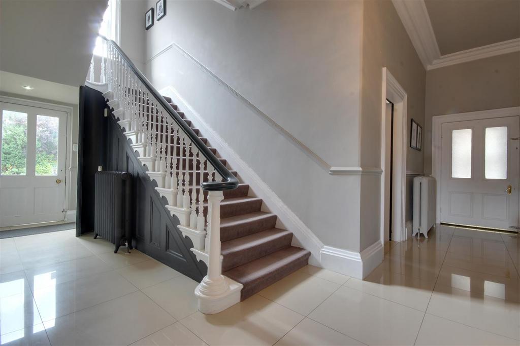 Central T-shaped Entrance Hall
