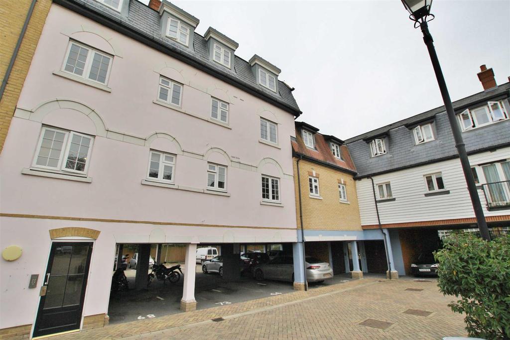 Roch Close, Rochford 1 bed flat £750 pcm (£173 pw)