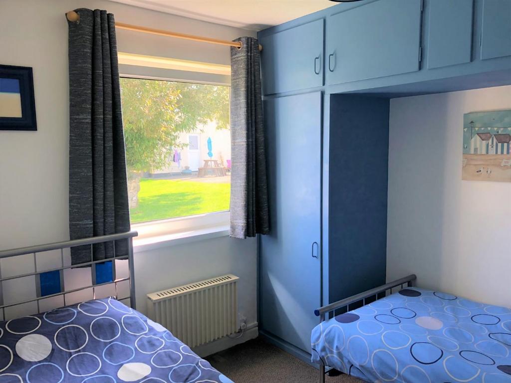 Bedroom 2.JPG