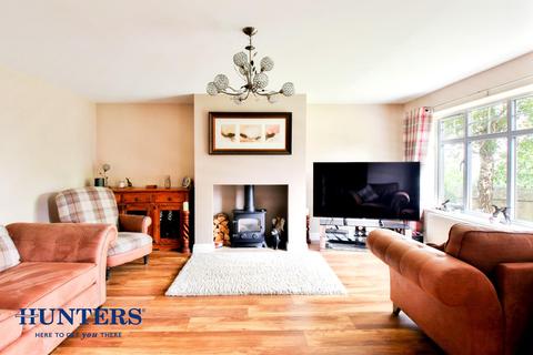 15 Howardian Close, Oldham, OL8 3WE