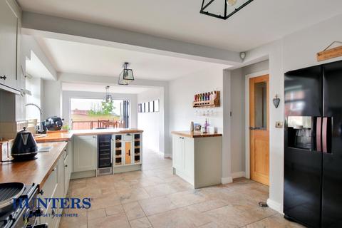 15 Howardian Close, Oldham, OL8 3WE