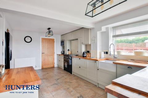 15 Howardian Close, Oldham, OL8 3WE