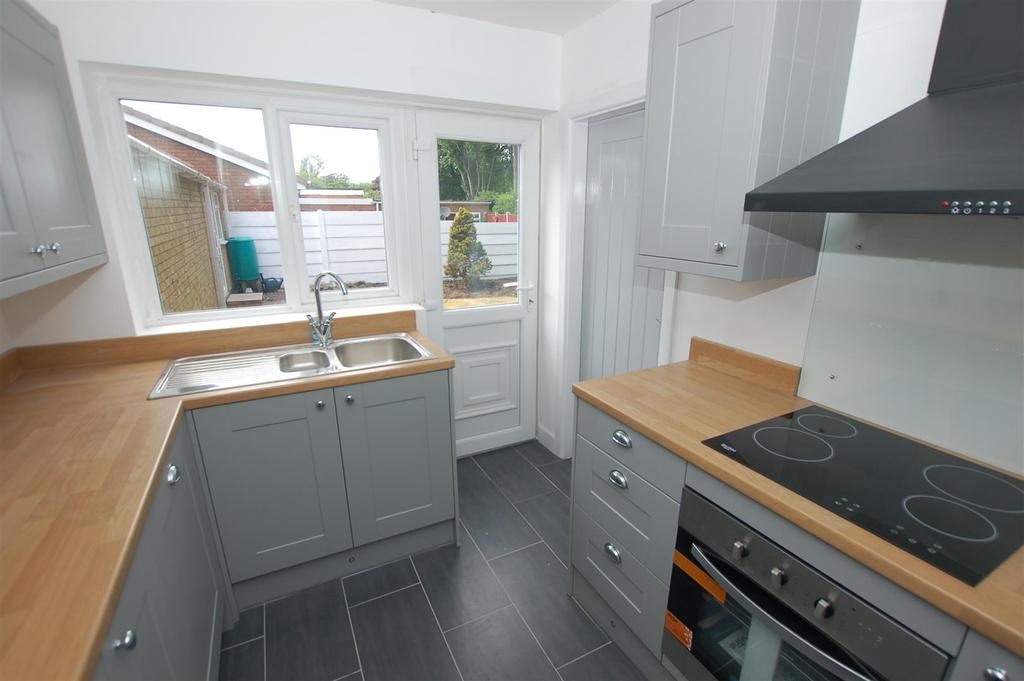 Park Lane, Kingswinford, DY6 8AT 3 bed detached house £1,100 pcm (£