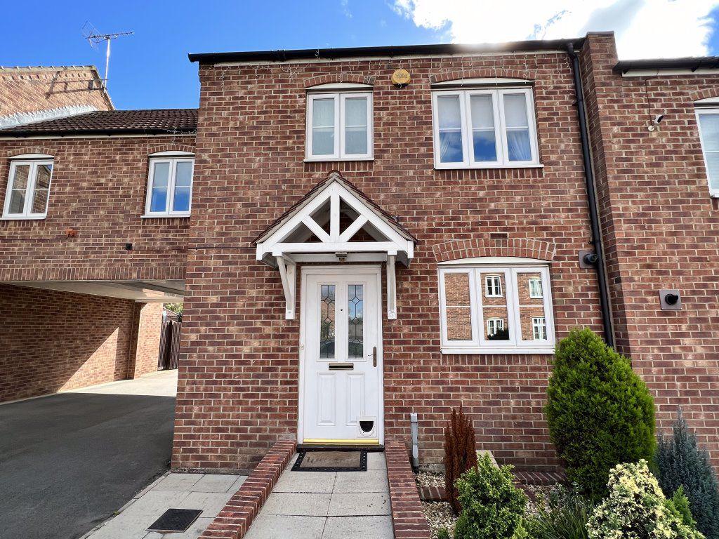 Lake View, Pontefract, WF8 3 bed townhouse £900 pcm (£208 pw)