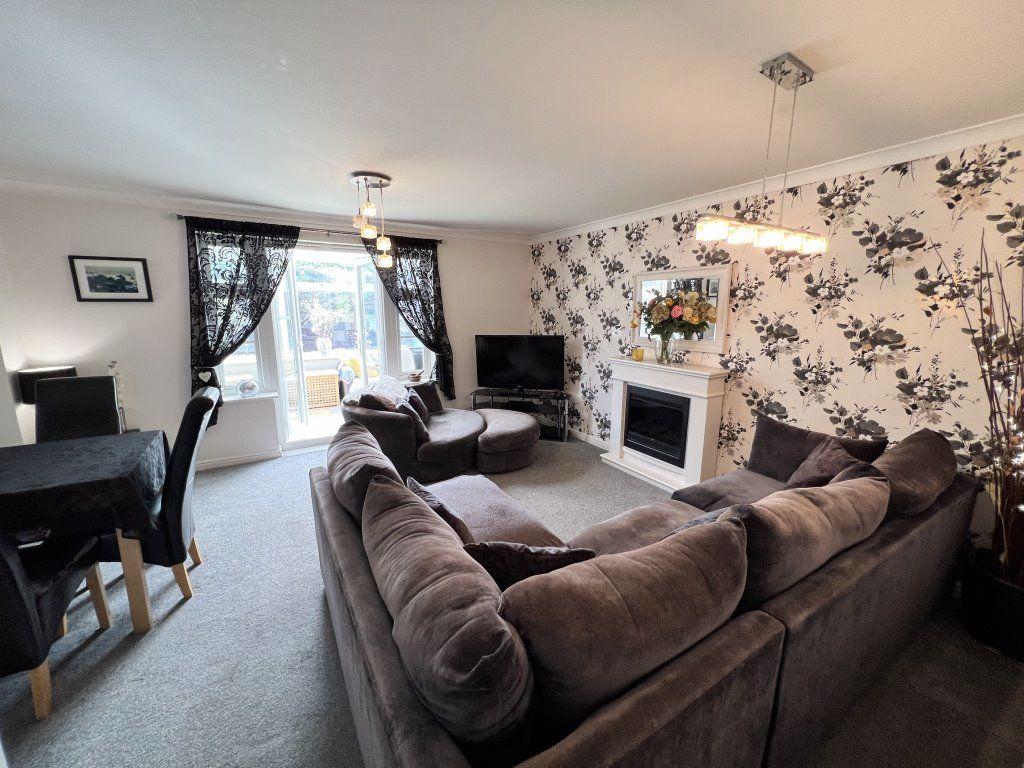 Lake View, Pontefract, WF8 3 bed townhouse £900 pcm (£208 pw)