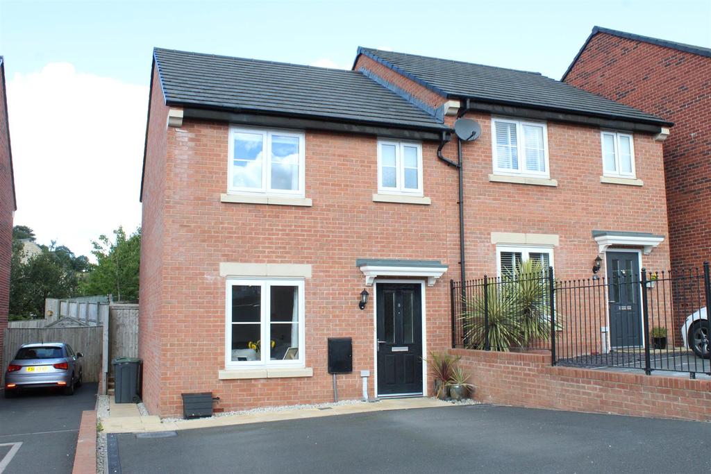 Wisteria Way, Glossop 3 bed semidetached house £285,000