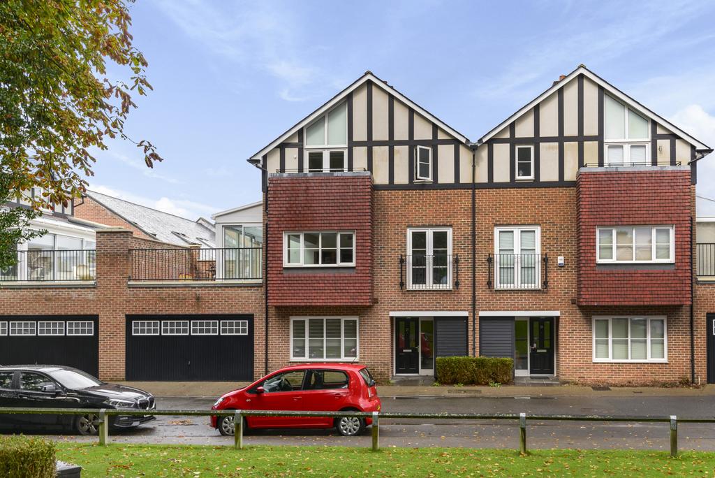 Uplands Road, Guildford, GU1 3 bed semidetached house £650,000