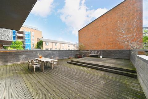 16 Robertson Road, Canning Town, London, E16 1FS