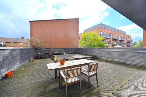16 Robertson Road, Canning Town, London, E16 1FS