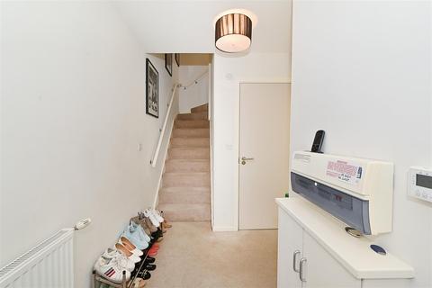16 Robertson Road, Canning Town, London, E16 1FS