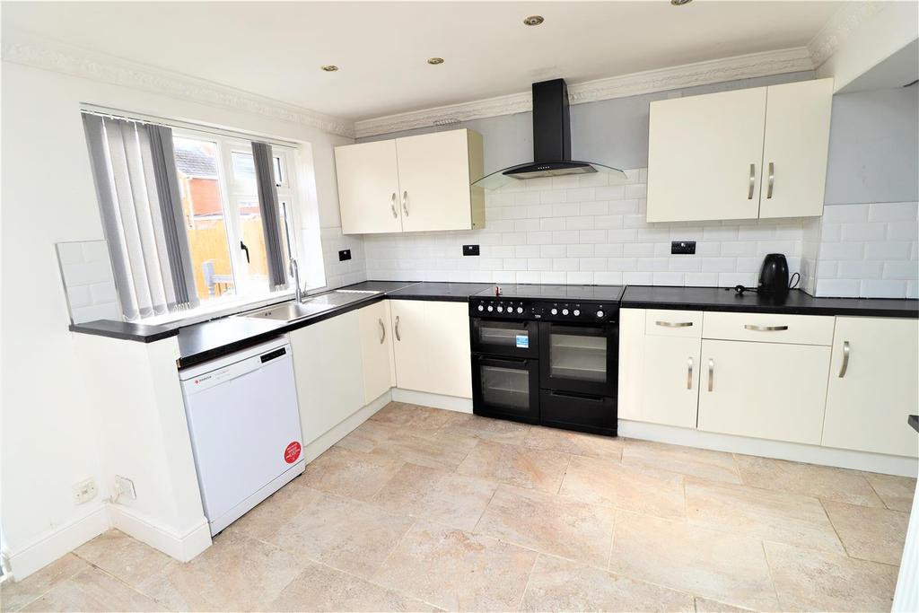 Radnor Drive, Nuneaton 5 bed semidetached house £1,200 pcm (£277 pw)