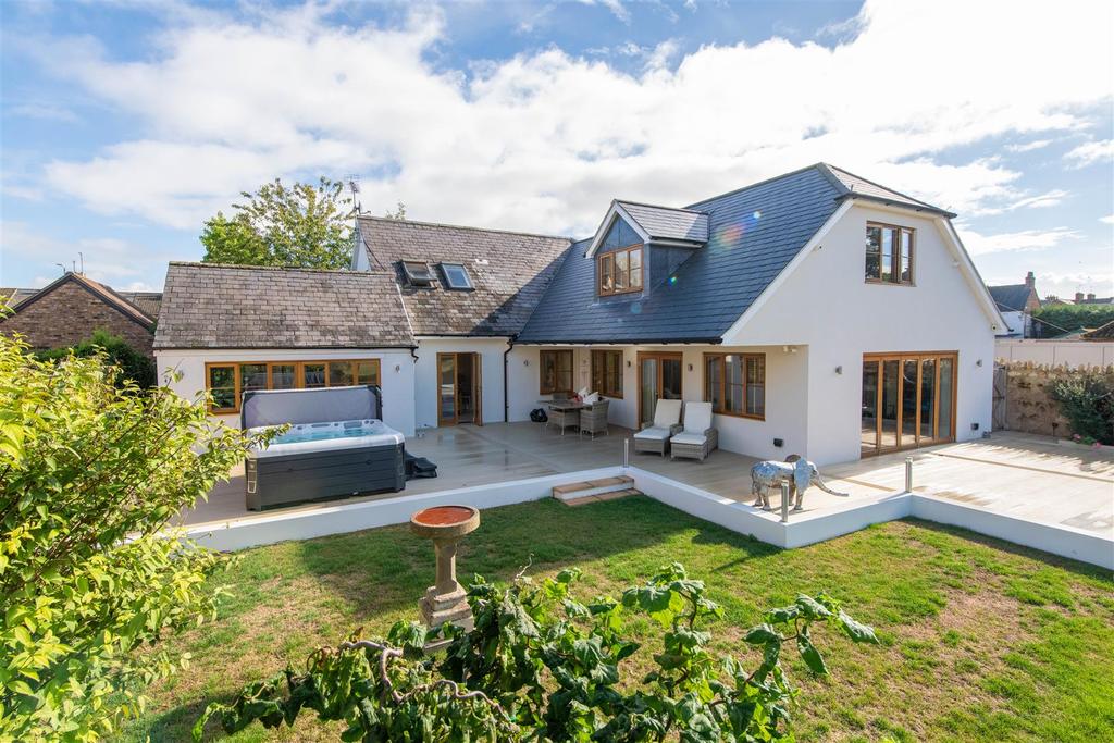 129 High Street, Stony Stratford, Milton Keynes 4 bed detached bungalow