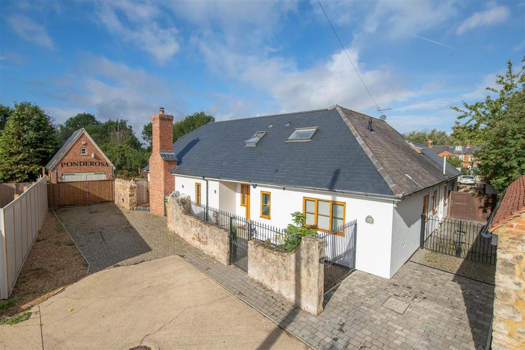 129 High Street, Stony Stratford, Milton Keynes 4 bed detached bungalow