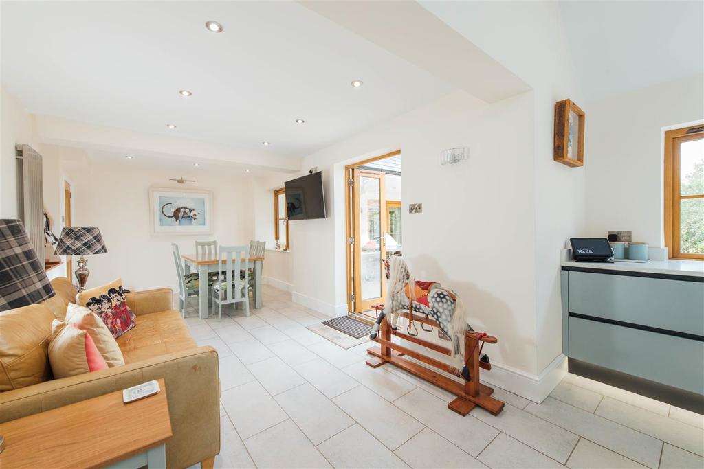 Kitchen/Family Room 8