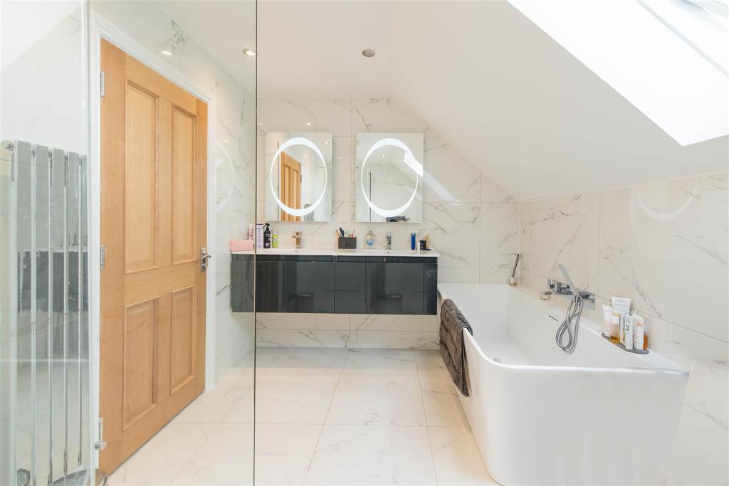 Master Bedroom (First Floor) 6