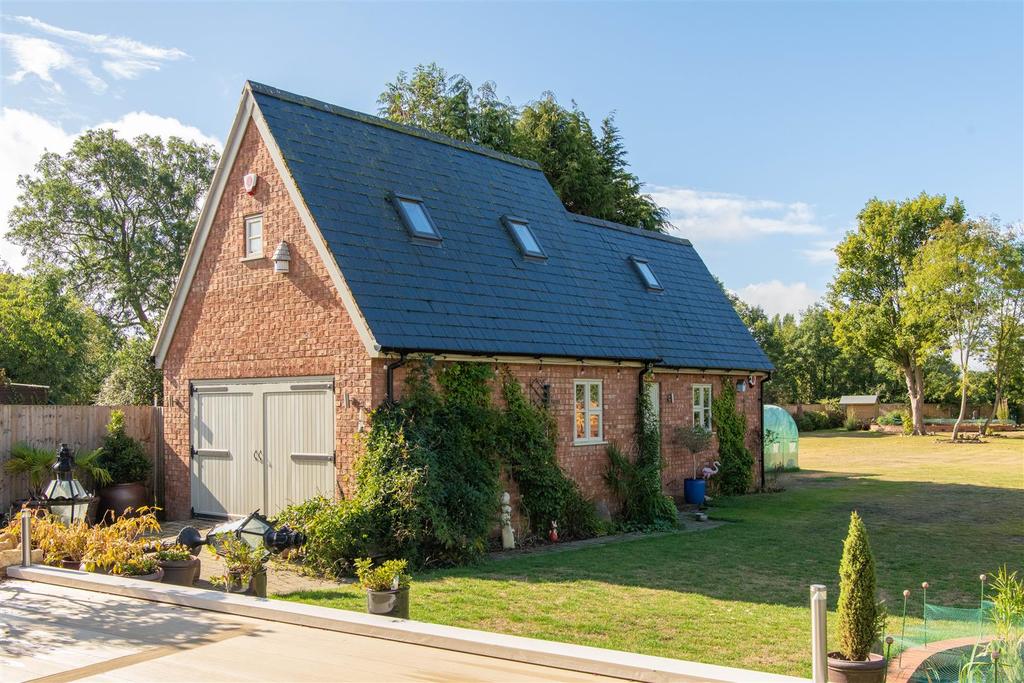 Double Garage with Annex Potential 1