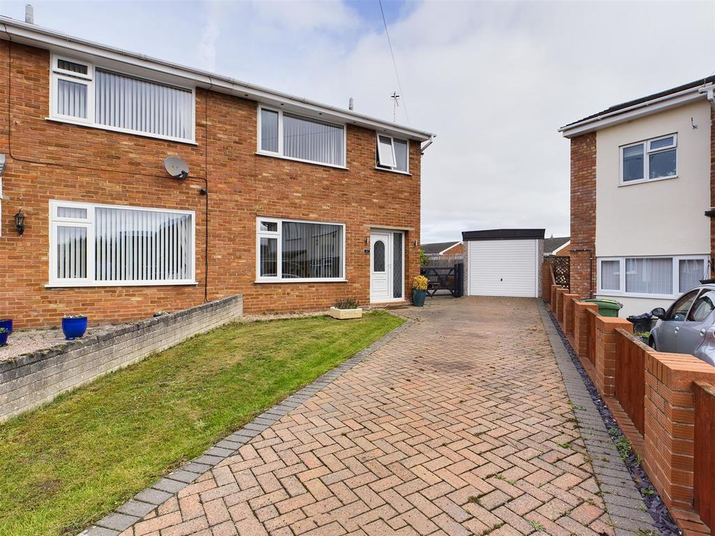 Park Hill Avenue, Gwersyllt, Wrexham 3 bed semidetached house £210,000