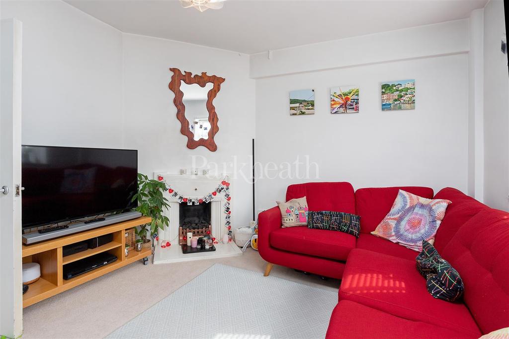 New End, Hampstead NW3 2 bed flat £750,000