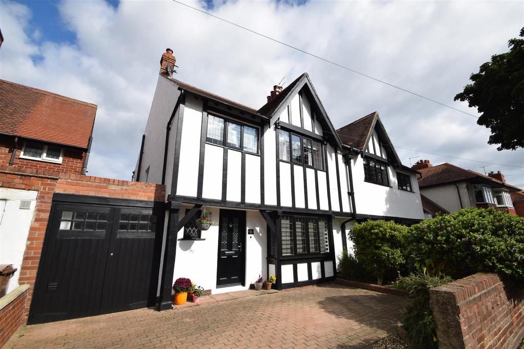 Seaton Crescent, Monkseaton, Whitley Bay 3 bed semidetached house for