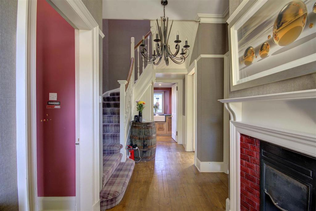 VESTIBULE &amp; HALL