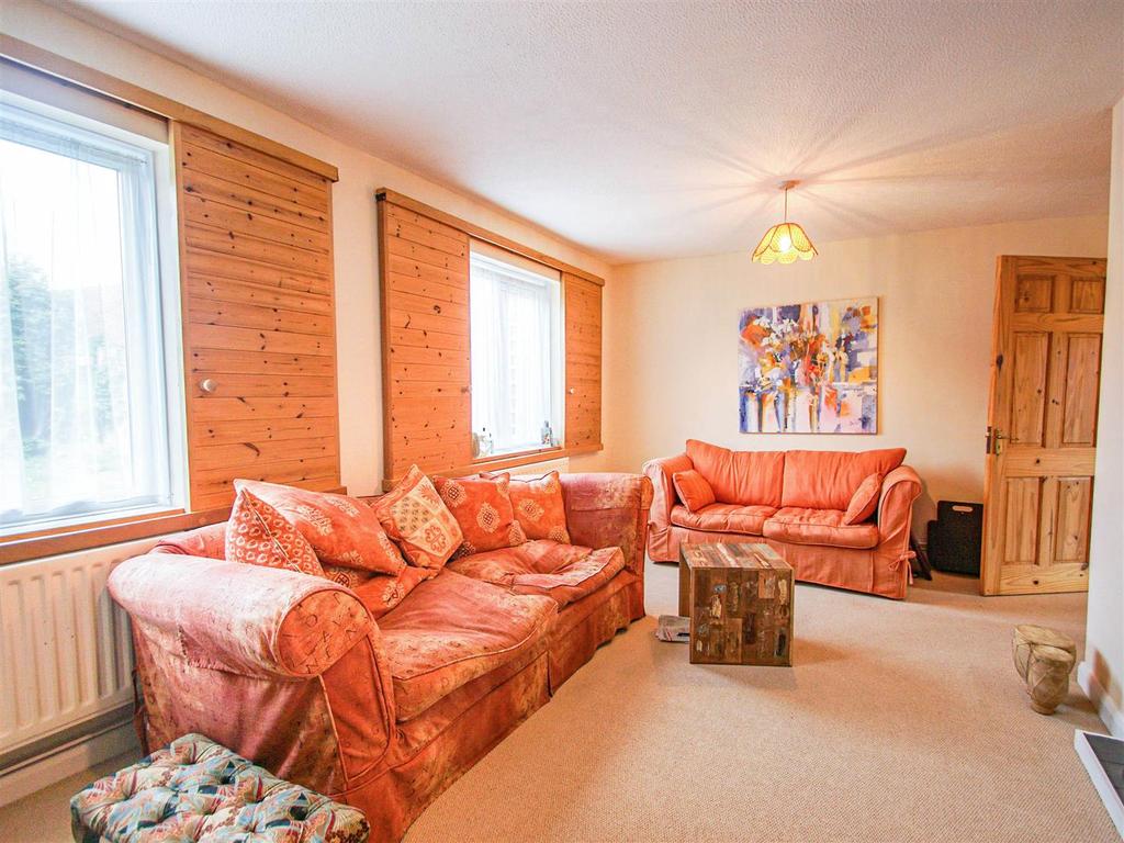 Dobson Lane, Whitnash, Leamington Spa 3 bed semidetached house for sale £315,000