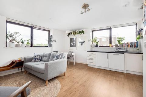2 bedroom flat for sale - Merton Road, Southfields