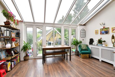 15 Kingfisher Drive, Greenhithe, DA9 9RS