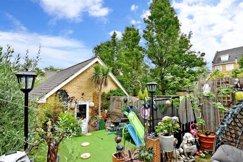 15 Kingfisher Drive, Greenhithe, DA9 9RS
