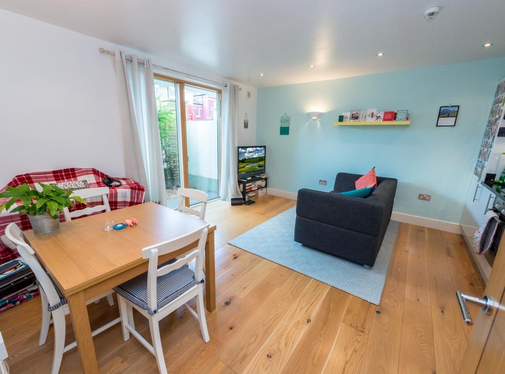 Trinity Crescent, Balham, London, SW17 7AG 1 bed apartment £385,000