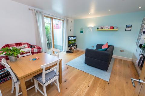 Flat 2, 29 Trinity Crescent, London, SW17 7AG